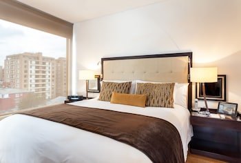 93 Luxury Suites Bluedoors