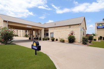 Days Inn & Suites by Wyndham Llano