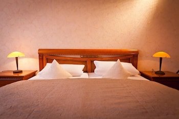 Hotel Spies