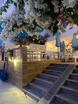 Blue Anchor Lodge & Cafe-Binh Ba Island