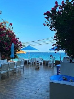 Blue Anchor Lodge & Cafe-Binh Ba Island