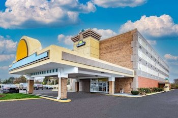 Days Inn by Wyndham Livonia - Detroit