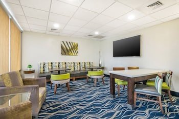 Tropical Winds Oceanfront Hotel