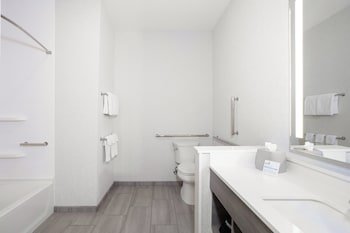 Holiday Inn Express & Suites Memphis East