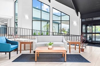 Hometowne Studios & Conference Center By Red Roof Cortland