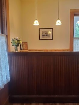 Bush House Inn