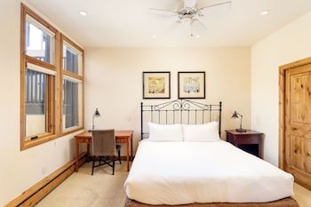 Fifth Avenue by Frias Properties