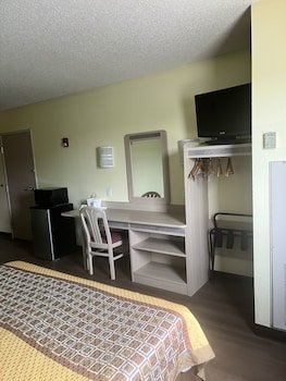 Howard Johnson by Wyndham Clarksville Tennessee