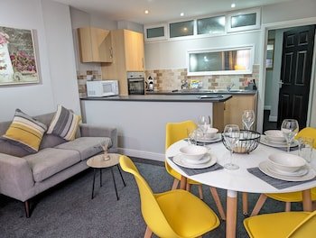 Coasters Hotel And Apartments