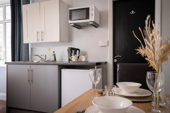 Coasters Hotel And Apartments