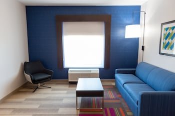 Holiday Inn Express & Suites Kingfisher