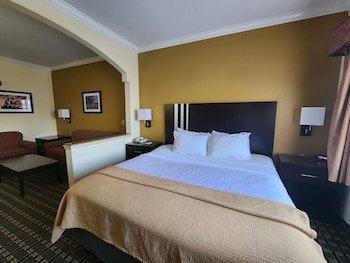 Days Inn & Suites by Wyndham Sam Houston Tollway
