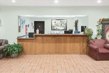 Super 8 by Wyndham Monett
