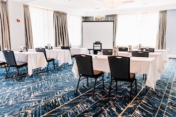 Salem Waterfront Hotel & Suites