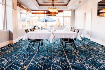 Salem Waterfront Hotel & Suites
