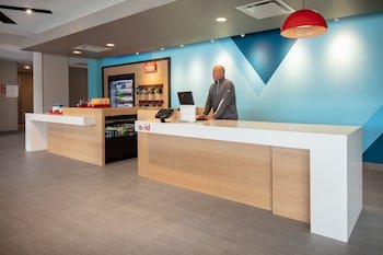 Avid Hotel Monona