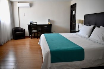 Suites Country Club
