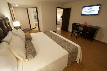 Suites Country Club