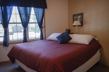 Crandell Mountain Lodge Waterton Park