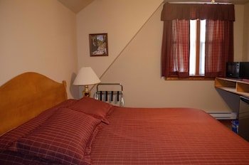 Crandell Mountain Lodge Waterton Park