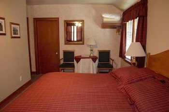 Crandell Mountain Lodge Waterton Park