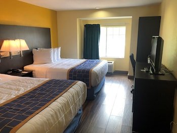 Days Inn & Suites by Wyndham Tampa / Raymond James Stadium