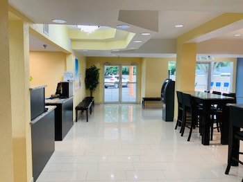 Days Inn & Suites by Wyndham Tampa / Raymond James Stadium