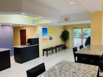 Days Inn & Suites by Wyndham Tampa / Raymond James Stadium