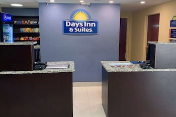 Days Inn & Suites by Wyndham Tampa / Raymond James Stadium