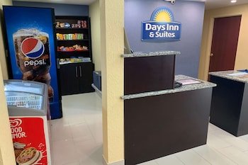 Days Inn & Suites by Wyndham Tampa / Raymond James Stadium