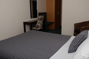 Greenlane Manor Motel