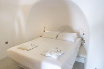 La Perla Villas & Suites