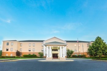 Holiday Inn Express Hotel & Suites