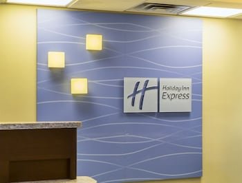 Holiday Inn Express Hotel & Suites