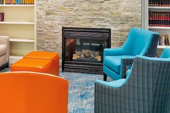 Holiday Inn Express Hotel & Suites