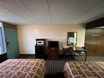 Budget Host Village Inn