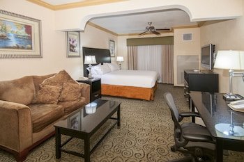 Holiday Inn Express Bakersfield Central