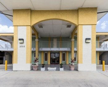 Econo Lodge Inn & Suites Downtown Northeast