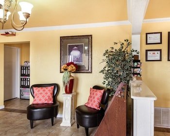 Econo Lodge Inn & Suites Downtown Northeast
