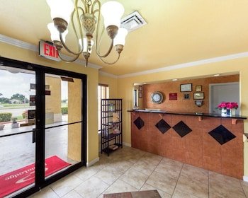 Econo Lodge Inn & Suites Downtown Northeast