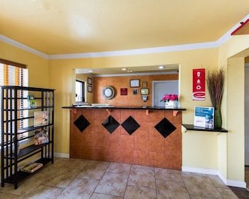 Econo Lodge Inn & Suites Downtown Northeast