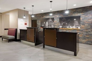 La Quinta Inn & Suites by Wyndham Houston Bush Intl Airpt E