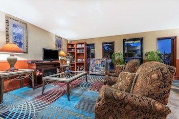Super 8 by Wyndham Denton