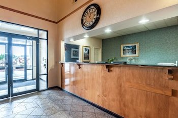 Econo Lodge Inn & Suites