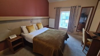 The Farnham Arms Hotel