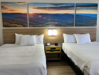 Days Inn by Wyndham Clayton