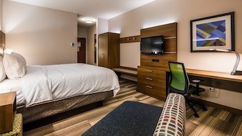 Holiday Inn Express & Suites Detroit - Farmington Hills