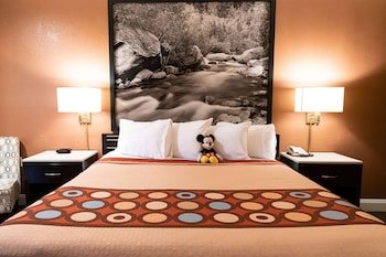 Super 8 by Wyndham Anaheim/Disneyland Drive