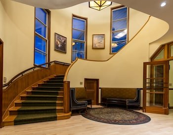 Mammoth Hot Springs Hotel & Cabins