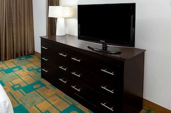 La Quinta Inn & Suites by Wyndham Milwaukee Bayshore Area